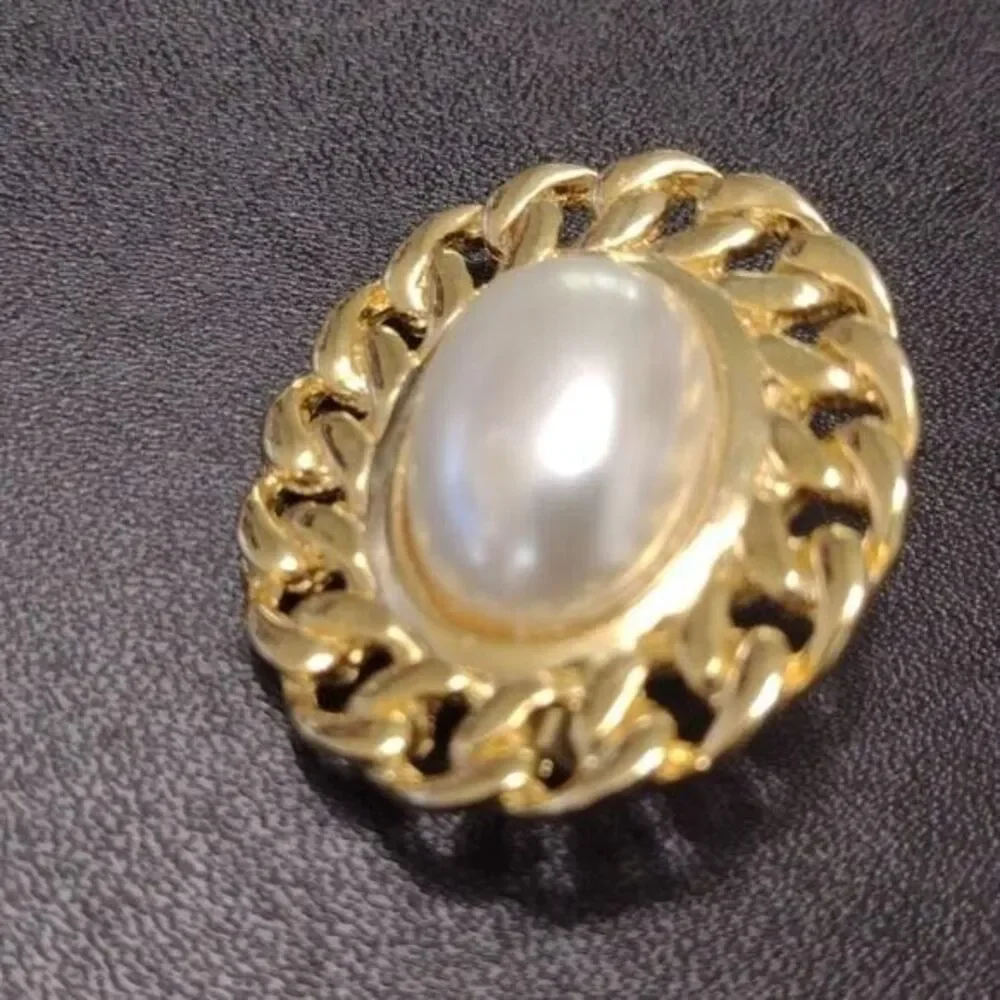 Vintage gold tone oval brooch faux pearl chain